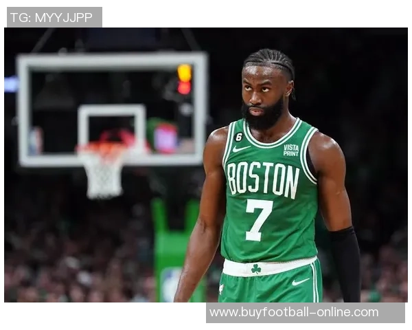 杰伦布朗谈球队战绩超预期强调保持紧迫感的重要性