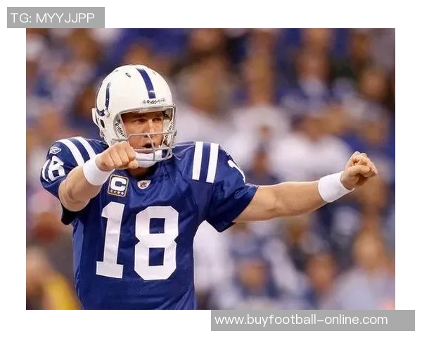 德克萨斯大学橄榄球队成员观战马刺星三代曼宁与文班合影互换球衣精彩瞬间 德克萨斯大学橄榄球队成员观战马刺星三代曼宁与文班合影互换球衣精彩瞬间