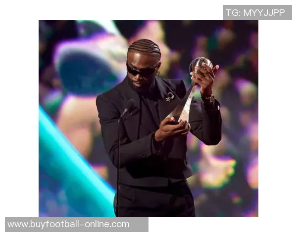 戈贝尔赛后与杰伦布朗畅谈发型大光头小白意外加入讨论 戈贝尔赛后与杰伦布朗畅谈发型大光头小白意外加入讨论