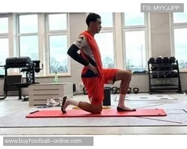 拜仁发布穆西亚拉康复训练照片展现积极恢复状态