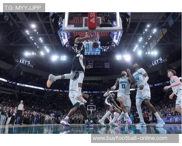 字母哥首投即成经典瞬间暴扣福德与弗拉格震撼全场